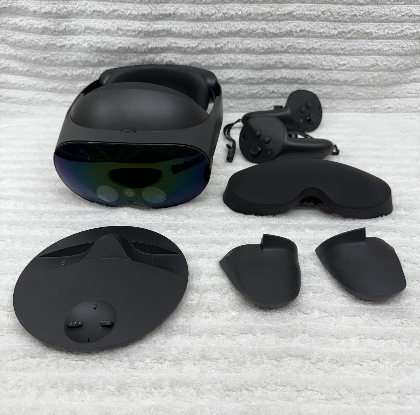 Meta Quest Pro 256GB VR Headset + 2 Controllers Black Excellent