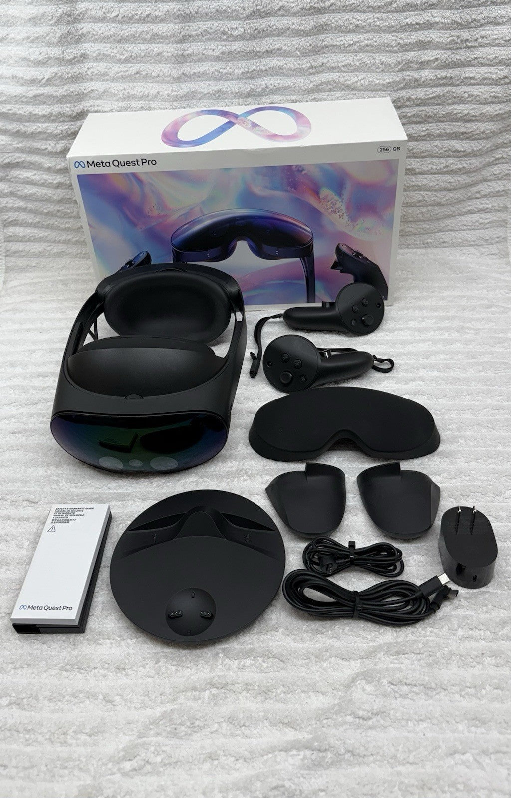 Meta Quest Pro 256GB VR Headset + 2 Controllers Black Excellent